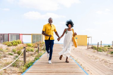 Güzel, olgun, siyahi çift deniz kenarında flört ediyor evli, orta yaşlı çift dışarıda eğleniyor, ilişki, yaşam tarzı ve yaşam kalitesi kavramları.