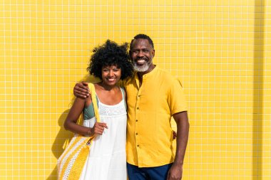 Güzel, olgun, siyahi çift deniz kenarında flört ediyor evli, orta yaşlı çift dışarıda eğleniyor, ilişki, yaşam tarzı ve yaşam kalitesi kavramları.