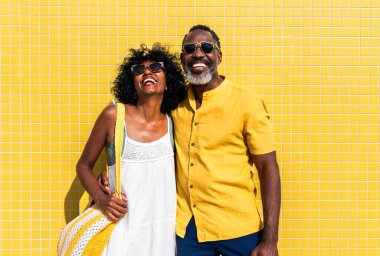 Güzel, olgun, siyahi çift deniz kenarında flört ediyor evli, orta yaşlı çift dışarıda eğleniyor, ilişki, yaşam tarzı ve yaşam kalitesi kavramları.