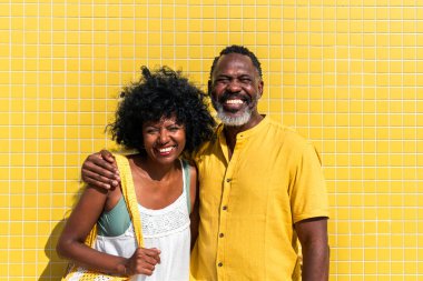 Güzel, olgun, siyahi çift deniz kenarında flört ediyor evli, orta yaşlı çift dışarıda eğleniyor, ilişki, yaşam tarzı ve yaşam kalitesi kavramları.