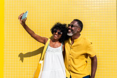 Güzel, olgun, siyahi çift deniz kenarında flört ediyor evli, orta yaşlı çift dışarıda eğleniyor, ilişki, yaşam tarzı ve yaşam kalitesi kavramları.