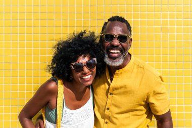 Güzel, olgun, siyahi çift deniz kenarında flört ediyor evli, orta yaşlı çift dışarıda eğleniyor, ilişki, yaşam tarzı ve yaşam kalitesi kavramları.