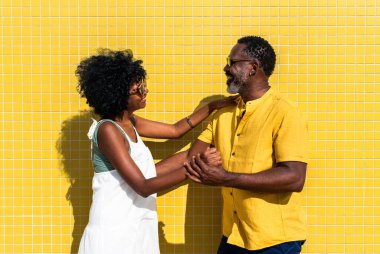 Güzel, olgun, siyahi çift deniz kenarında flört ediyor evli, orta yaşlı çift dışarıda eğleniyor, ilişki, yaşam tarzı ve yaşam kalitesi kavramları.