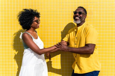 Güzel, olgun, siyahi çift deniz kenarında flört ediyor evli, orta yaşlı çift dışarıda eğleniyor, ilişki, yaşam tarzı ve yaşam kalitesi kavramları.