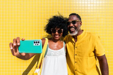 Güzel, olgun, siyahi çift deniz kenarında flört ediyor evli, orta yaşlı çift dışarıda eğleniyor, ilişki, yaşam tarzı ve yaşam kalitesi kavramları.