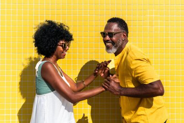 Güzel, olgun, siyahi çift deniz kenarında flört ediyor evli, orta yaşlı çift dışarıda eğleniyor, ilişki, yaşam tarzı ve yaşam kalitesi kavramları.