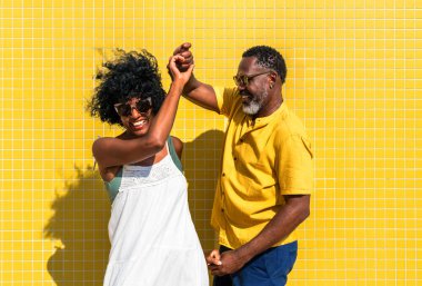 Güzel, olgun, siyahi çift deniz kenarında flört ediyor evli, orta yaşlı çift dışarıda eğleniyor, ilişki, yaşam tarzı ve yaşam kalitesi kavramları.