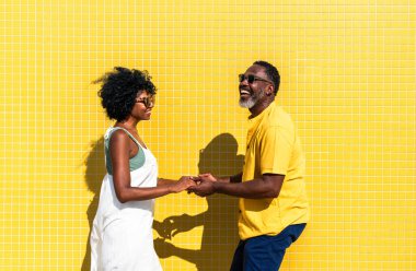 Güzel, olgun, siyahi çift deniz kenarında flört ediyor evli, orta yaşlı çift dışarıda eğleniyor, ilişki, yaşam tarzı ve yaşam kalitesi kavramları.