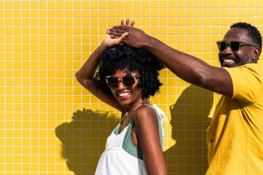 Güzel, olgun, siyahi çift deniz kenarında flört ediyor evli, orta yaşlı çift dışarıda eğleniyor, ilişki, yaşam tarzı ve yaşam kalitesi kavramları.