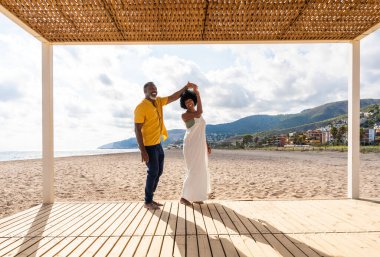 Güzel, olgun, siyahi çift deniz kenarında flört ediyor evli, orta yaşlı çift dışarıda eğleniyor, ilişki, yaşam tarzı ve yaşam kalitesi kavramları.