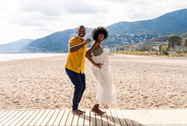 Güzel, olgun, siyahi çift deniz kenarında flört ediyor evli, orta yaşlı çift dışarıda eğleniyor, ilişki, yaşam tarzı ve yaşam kalitesi kavramları.