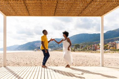 Güzel, olgun, siyahi çift deniz kenarında flört ediyor evli, orta yaşlı çift dışarıda eğleniyor, ilişki, yaşam tarzı ve yaşam kalitesi kavramları.