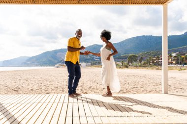 Güzel, olgun, siyahi çift deniz kenarında flört ediyor evli, orta yaşlı çift dışarıda eğleniyor, ilişki, yaşam tarzı ve yaşam kalitesi kavramları.