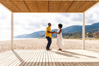 Güzel, olgun, siyahi çift deniz kenarında flört ediyor evli, orta yaşlı çift dışarıda eğleniyor, ilişki, yaşam tarzı ve yaşam kalitesi kavramları.