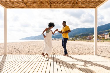 Güzel, olgun, siyahi çift deniz kenarında flört ediyor evli, orta yaşlı çift dışarıda eğleniyor, ilişki, yaşam tarzı ve yaşam kalitesi kavramları.