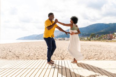 Güzel, olgun, siyahi çift deniz kenarında flört ediyor evli, orta yaşlı çift dışarıda eğleniyor, ilişki, yaşam tarzı ve yaşam kalitesi kavramları.