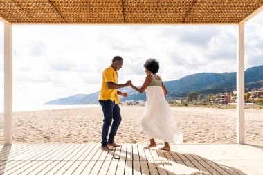 Güzel, olgun, siyahi çift deniz kenarında flört ediyor evli, orta yaşlı çift dışarıda eğleniyor, ilişki, yaşam tarzı ve yaşam kalitesi kavramları.