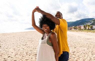 Güzel, olgun, siyahi çift deniz kenarında flört ediyor evli, orta yaşlı çift dışarıda eğleniyor, ilişki, yaşam tarzı ve yaşam kalitesi kavramları.