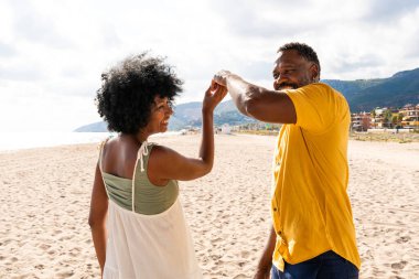Güzel, olgun, siyahi çift deniz kenarında flört ediyor evli, orta yaşlı çift dışarıda eğleniyor, ilişki, yaşam tarzı ve yaşam kalitesi kavramları.