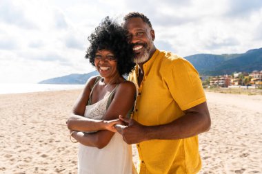 Güzel, olgun, siyahi çift deniz kenarında flört ediyor evli, orta yaşlı çift dışarıda eğleniyor, ilişki, yaşam tarzı ve yaşam kalitesi kavramları.