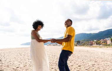 Güzel, olgun, siyahi çift deniz kenarında flört ediyor evli, orta yaşlı çift dışarıda eğleniyor, ilişki, yaşam tarzı ve yaşam kalitesi kavramları.