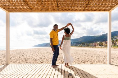 Güzel, olgun, siyahi çift deniz kenarında flört ediyor evli, orta yaşlı çift dışarıda eğleniyor, ilişki, yaşam tarzı ve yaşam kalitesi kavramları.