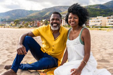 Güzel, olgun, siyahi çift deniz kenarında flört ediyor evli, orta yaşlı çift dışarıda eğleniyor, ilişki, yaşam tarzı ve yaşam kalitesi kavramları.