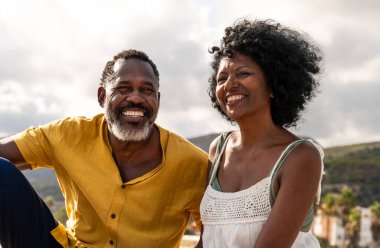 Güzel, olgun, siyahi çift deniz kenarında flört ediyor evli, orta yaşlı çift dışarıda eğleniyor, ilişki, yaşam tarzı ve yaşam kalitesi kavramları.