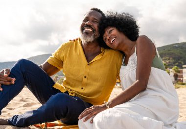 Güzel, olgun, siyahi çift deniz kenarında flört ediyor evli, orta yaşlı çift dışarıda eğleniyor, ilişki, yaşam tarzı ve yaşam kalitesi kavramları.