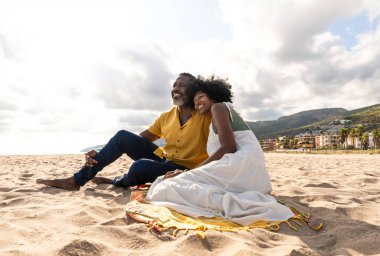 Güzel, olgun, siyahi çift deniz kenarında flört ediyor evli, orta yaşlı çift dışarıda eğleniyor, ilişki, yaşam tarzı ve yaşam kalitesi kavramları.