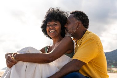 Güzel, olgun, siyahi çift deniz kenarında flört ediyor evli, orta yaşlı çift dışarıda eğleniyor, ilişki, yaşam tarzı ve yaşam kalitesi kavramları.