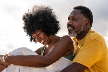 Güzel, olgun, siyahi çift deniz kenarında flört ediyor evli, orta yaşlı çift dışarıda eğleniyor, ilişki, yaşam tarzı ve yaşam kalitesi kavramları.