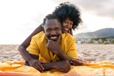 Güzel, olgun, siyahi çift deniz kenarında flört ediyor evli, orta yaşlı çift dışarıda eğleniyor, ilişki, yaşam tarzı ve yaşam kalitesi kavramları.