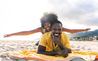 Güzel, olgun, siyahi çift deniz kenarında flört ediyor evli, orta yaşlı çift dışarıda eğleniyor, ilişki, yaşam tarzı ve yaşam kalitesi kavramları.