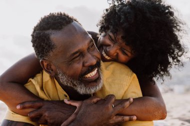 Güzel, olgun, siyahi çift deniz kenarında flört ediyor evli, orta yaşlı çift dışarıda eğleniyor, ilişki, yaşam tarzı ve yaşam kalitesi kavramları.
