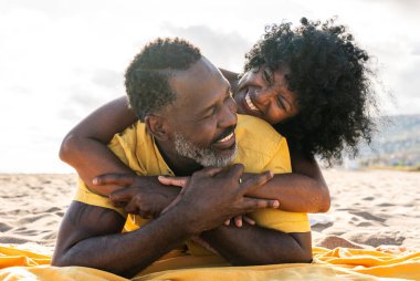 Güzel, olgun, siyahi çift deniz kenarında flört ediyor evli, orta yaşlı çift dışarıda eğleniyor, ilişki, yaşam tarzı ve yaşam kalitesi kavramları.