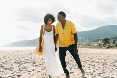 Güzel, olgun, siyahi çift deniz kenarında flört ediyor evli, orta yaşlı çift dışarıda eğleniyor, ilişki, yaşam tarzı ve yaşam kalitesi kavramları.