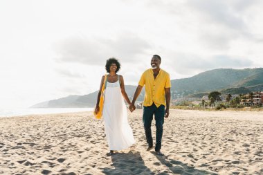 Güzel, olgun, siyahi çift deniz kenarında flört ediyor evli, orta yaşlı çift dışarıda eğleniyor, ilişki, yaşam tarzı ve yaşam kalitesi kavramları.