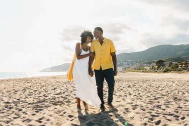 Güzel, olgun, siyahi çift deniz kenarında flört ediyor evli, orta yaşlı çift dışarıda eğleniyor, ilişki, yaşam tarzı ve yaşam kalitesi kavramları.