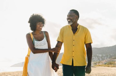 Güzel, olgun, siyahi çift deniz kenarında flört ediyor evli, orta yaşlı çift dışarıda eğleniyor, ilişki, yaşam tarzı ve yaşam kalitesi kavramları.