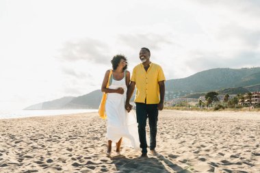 Güzel, olgun, siyahi çift deniz kenarında flört ediyor evli, orta yaşlı çift dışarıda eğleniyor, ilişki, yaşam tarzı ve yaşam kalitesi kavramları.