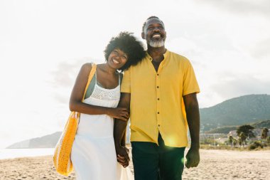 Güzel, olgun, siyahi çift deniz kenarında flört ediyor evli, orta yaşlı çift dışarıda eğleniyor, ilişki, yaşam tarzı ve yaşam kalitesi kavramları.