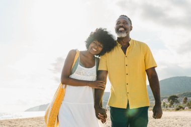 Güzel, olgun, siyahi çift deniz kenarında flört ediyor evli, orta yaşlı çift dışarıda eğleniyor, ilişki, yaşam tarzı ve yaşam kalitesi kavramları.