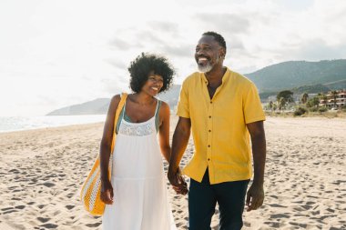 Güzel, olgun, siyahi çift deniz kenarında flört ediyor evli, orta yaşlı çift dışarıda eğleniyor, ilişki, yaşam tarzı ve yaşam kalitesi kavramları.