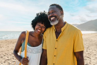 Güzel, olgun, siyahi çift deniz kenarında flört ediyor evli, orta yaşlı çift dışarıda eğleniyor, ilişki, yaşam tarzı ve yaşam kalitesi kavramları.