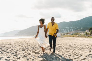 Güzel, olgun, siyahi çift deniz kenarında flört ediyor evli, orta yaşlı çift dışarıda eğleniyor, ilişki, yaşam tarzı ve yaşam kalitesi kavramları.