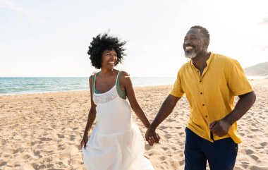 Güzel, olgun, siyahi çift deniz kenarında flört ediyor evli, orta yaşlı çift dışarıda eğleniyor, ilişki, yaşam tarzı ve yaşam kalitesi kavramları.