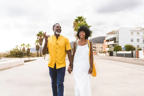 海辺でデートする美しい成熟した黒人の恋人のカップル 結婚したアフリカ中年のカップルとの絆と楽しいアウトドア ライフスタイル 生活の質についてのコンセプト — ストック写真