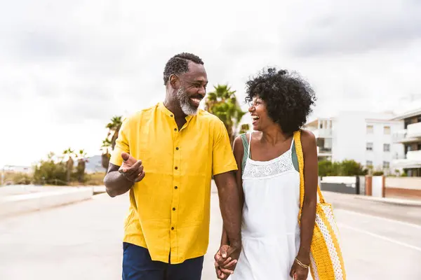 海辺でデートする美しい成熟した黒人の恋人のカップル 結婚したアフリカ中年のカップルとの絆と楽しいアウトドア ライフスタイル 生活の質についてのコンセプト — ストック写真