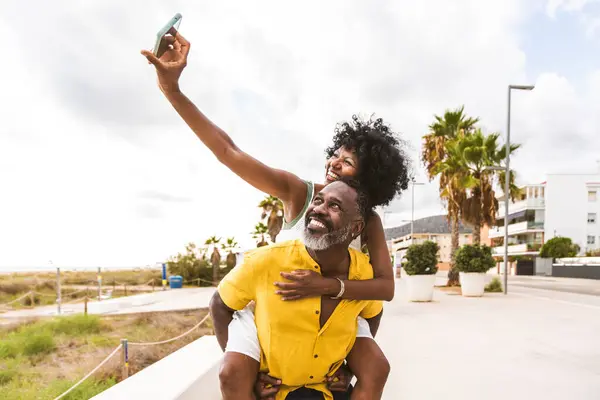 Mooi Volwassen Zwart Paar Minnaars Dating Seaside Gehuwd Afrikaans Echtpaar — Stockfoto